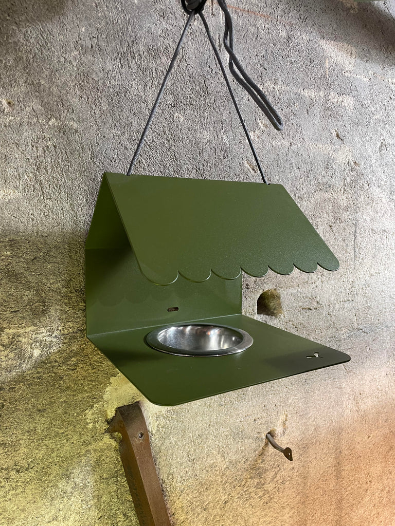 Mangeoire pour oiseaux de la marque Fermob, fabriqué avec de la tôle en acier, permet de donner vie à votre jardin ou votre terrasse, couleur pesto.