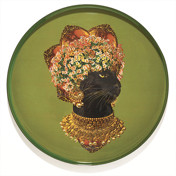 Plateau rond en fer vernis avec graphisme fantasmagorique, humour décalé et jeu de couleurs ! Parfait comme décoration murale, posé sur une table basse ou simplement comment plateau. Fabriqué à la main. Modèle Baghera.