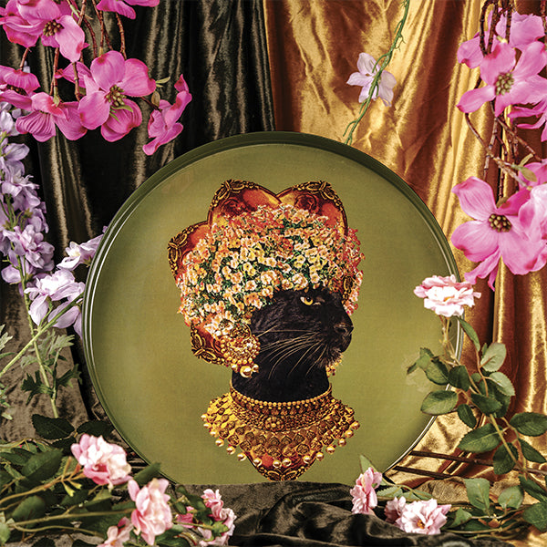 Plateau rond en fer vernis avec graphisme fantasmagorique, humour décalé et jeu de couleurs ! Parfait comme décoration murale, posé sur une table basse ou simplement comment plateau. Fabriqué à la main. Modèle Baghera.