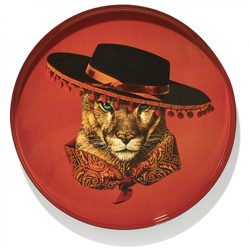 Plateau rond en fer vernis avec graphisme fantasmagorique, humour décalé et jeu de couleurs ! Parfait comme décoration murale, posé sur une table basse ou simplement comment plateau. Fabriqué à la main. Modèle Bandino.