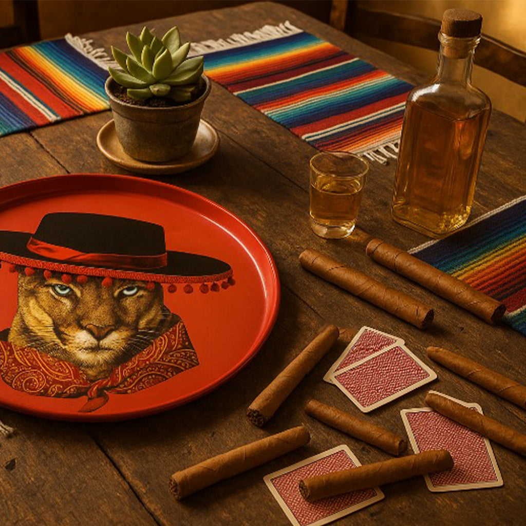 Plateau rond en fer vernis avec graphisme fantasmagorique, humour décalé et jeu de couleurs ! Parfait comme décoration murale, posé sur une table basse ou simplement comment plateau. Fabriqué à la main. Modèle Bandino.