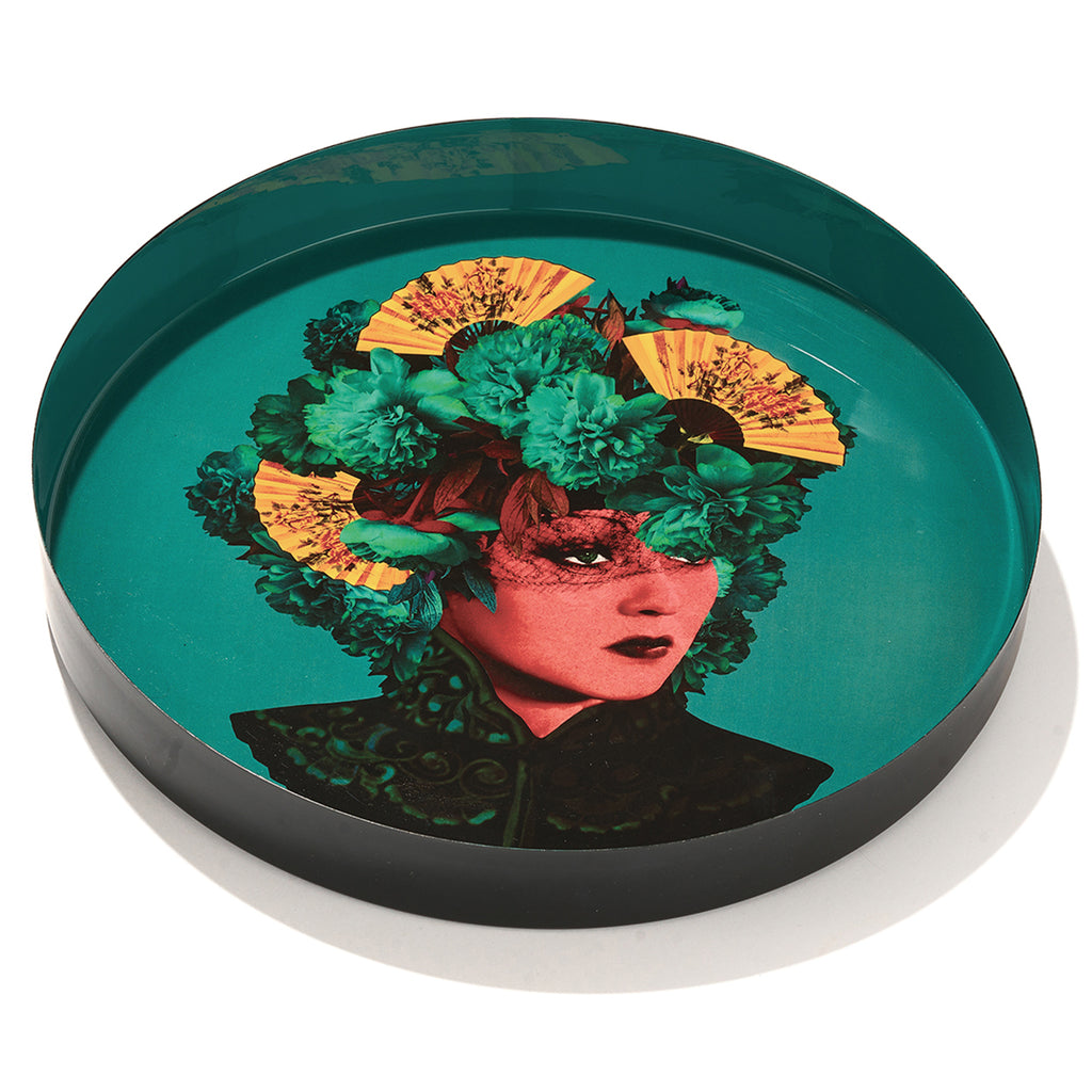 Plateau rond en fer vernis avec graphisme fantasmagorique, humour décalé et jeu de couleurs ! Parfait comme décoration murale, posé sur une table basse ou simplement comment plateau. Fabriqué à la main. Modèle Félicia.