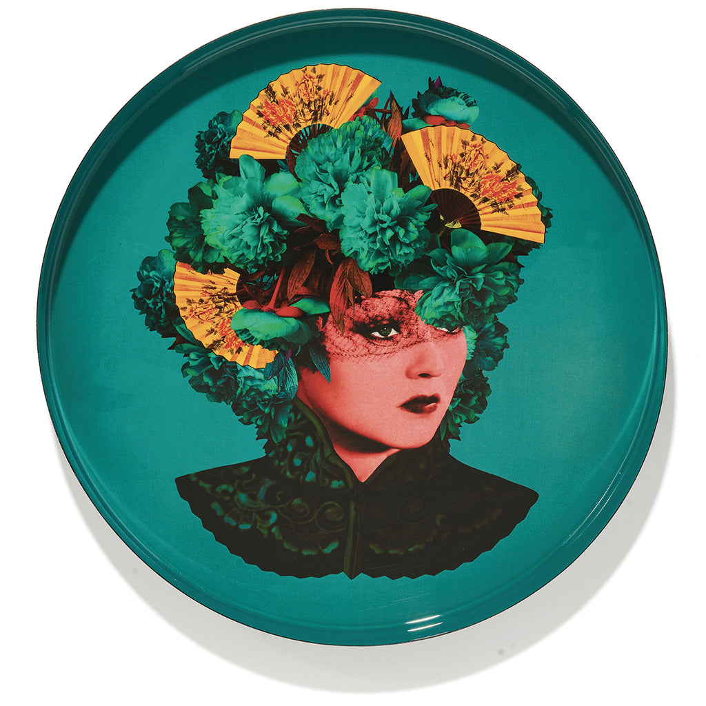 Plateau rond en fer vernis avec graphisme fantasmagorique, humour décalé et jeu de couleurs ! Parfait comme décoration murale, posé sur une table basse ou simplement comment plateau. Fabriqué à la main. Modèle Félicia.