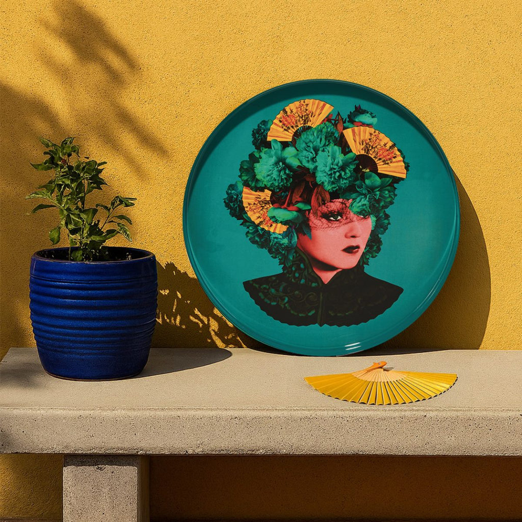 Plateau rond en fer vernis avec graphisme fantasmagorique, humour décalé et jeu de couleurs ! Parfait comme décoration murale, posé sur une table basse ou simplement comment plateau. Fabriqué à la main. Modèle Félicia.