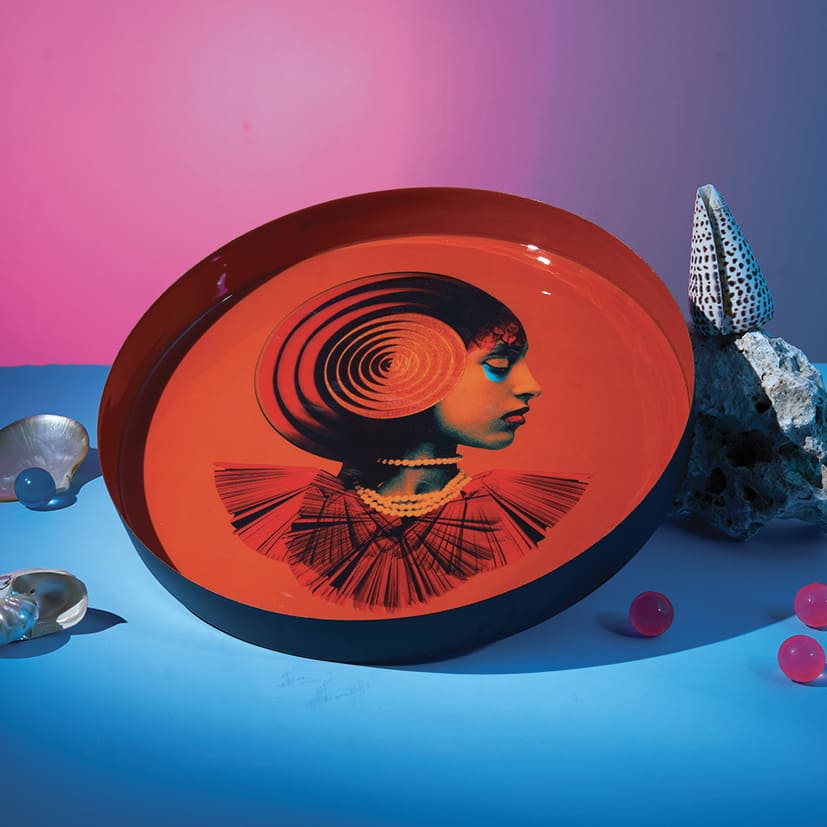 Plateau rond en fer vernis avec graphisme fantasmagorique, humour décalé et jeu de couleurs ! Parfait comme décoration murale, posé sur une table basse ou simplement comment plateau. Fabriqué à la main. Modèle Gipsy.