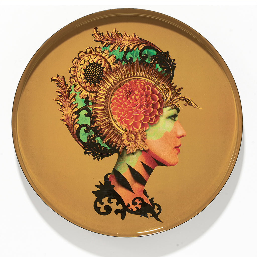 Plateau rond en fer vernis avec graphisme fantasmagorique, humour décalé et jeu de couleurs ! Parfait comme décoration murale, posé sur une table basse ou simplement comment plateau. Fabriqué à la main. Modèle Naïa.