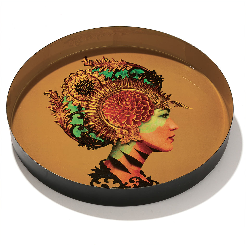 Plateau rond en fer vernis avec graphisme fantasmagorique, humour décalé et jeu de couleurs ! Parfait comme décoration murale, posé sur une table basse ou simplement comment plateau. Fabriqué à la main. Modèle Naïa.