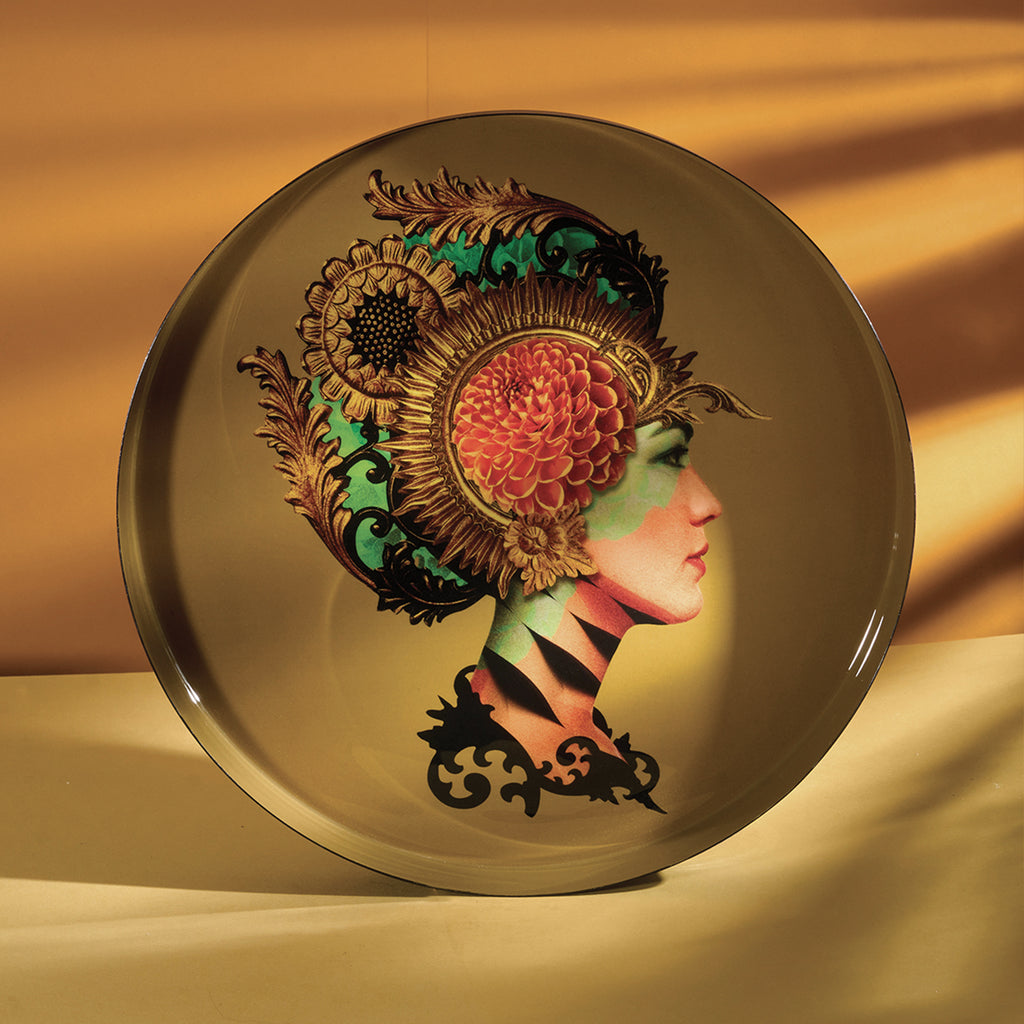 Plateau rond en fer vernis avec graphisme fantasmagorique, humour décalé et jeu de couleurs ! Parfait comme décoration murale, posé sur une table basse ou simplement comment plateau. Fabriqué à la main. Modèle Naïa.