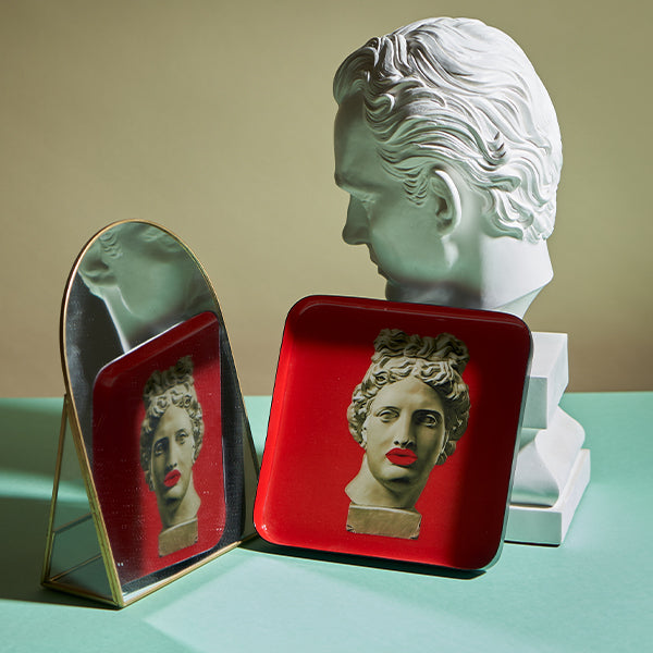 Vide-poches en fer vernis avec graphisme fantasmagorique, humour décalé et jeu de couleurs ! Parfait comme décoration murale, posé sur une table basse ou simplement comment plateau. Fabriqué à la main. Modèle Appolokiss.