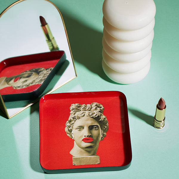 Vide-poches en fer vernis avec graphisme fantasmagorique, humour décalé et jeu de couleurs ! Parfait comme décoration murale, posé sur une table basse ou simplement comment plateau. Fabriqué à la main. Modèle Appolokiss.