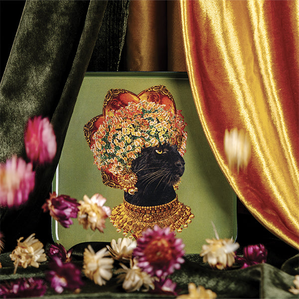 Vide-poches en fer vernis avec graphisme fantasmagorique, humour décalé et jeu de couleurs ! Parfait comme décoration murale, posé sur une table basse ou simplement comment plateau. Fabriqué à la main. Modèle Baghera.