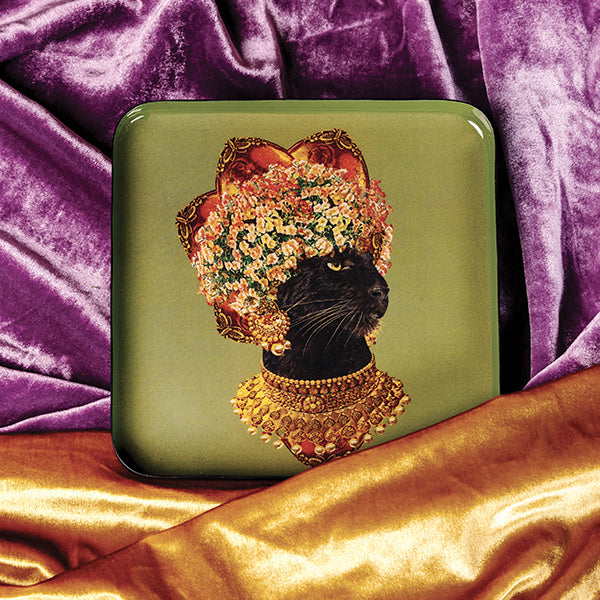 Vide-poches en fer vernis avec graphisme fantasmagorique, humour décalé et jeu de couleurs ! Parfait comme décoration murale, posé sur une table basse ou simplement comment plateau. Fabriqué à la main. Modèle Baghera.