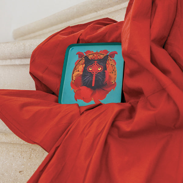 Vide-poches en fer vernis avec graphisme fantasmagorique, humour décalé et jeu de couleurs ! Parfait comme décoration murale, posé sur une table basse ou simplement comment plateau. Fabriqué à la main. Modèle Chachino.