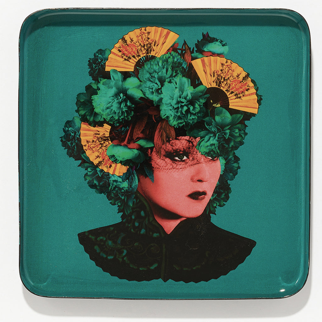 Vide-poches en fer vernis avec graphisme fantasmagorique, humour décalé et jeu de couleurs ! Parfait comme décoration murale, posé sur une table basse ou simplement comment plateau. Fabriqué à la main. Modèle Félicia.