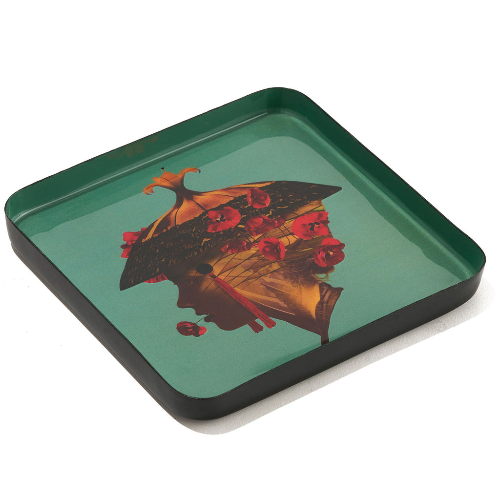 Vide-poches en fer vernis avec graphisme fantasmagorique, humour décalé et jeu de couleurs ! Parfait comme décoration murale, posé sur une table basse ou simplement comment plateau. Fabriqué à la main. Modèle Hana.