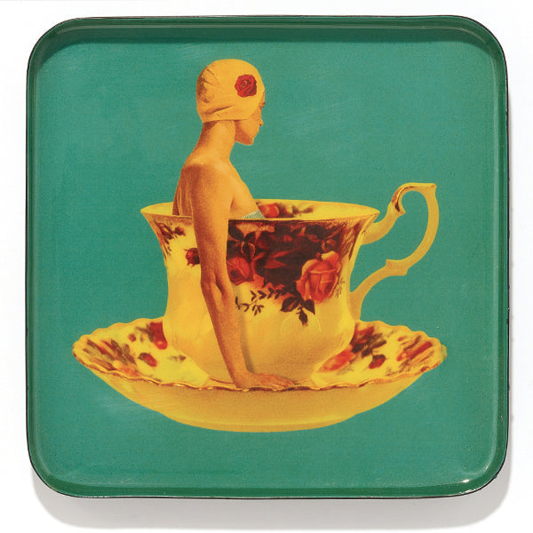 Vide-poches en fer vernis avec graphisme fantasmagorique, humour décalé et jeu de couleurs ! Parfait comme décoration murale, posé sur une table basse ou simplement comment plateau. Fabriqué à la main. Modèle Mara-Dona.