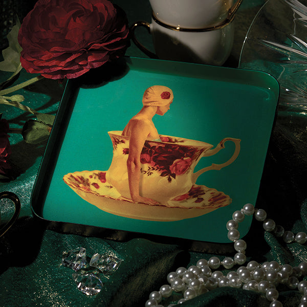 Vide-poches en fer vernis avec graphisme fantasmagorique, humour décalé et jeu de couleurs ! Parfait comme décoration murale, posé sur une table basse ou simplement comment plateau. Fabriqué à la main. Modèle Mara-Dona.