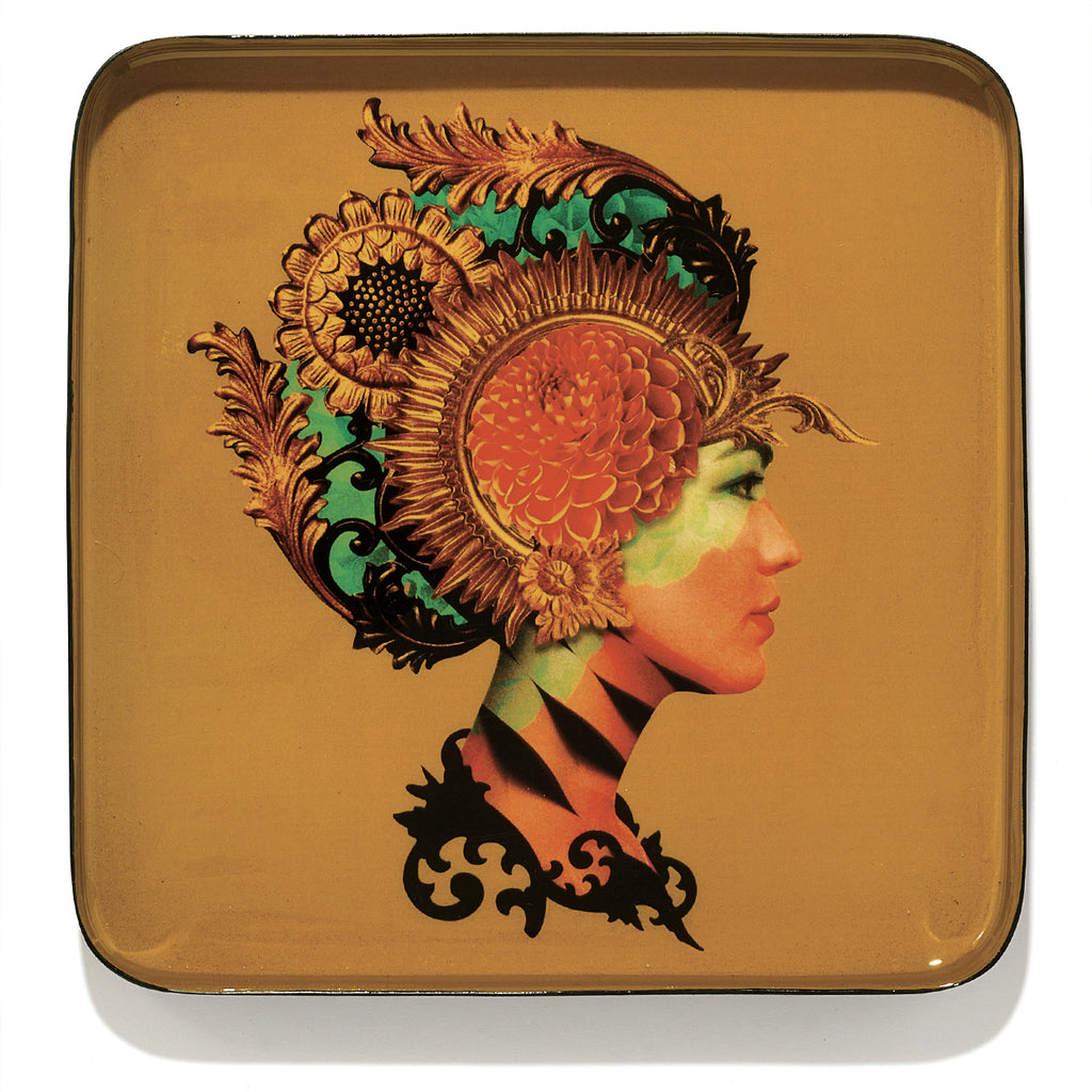 Vide-poches en fer vernis avec graphisme fantasmagorique, humour décalé et jeu de couleurs ! Parfait comme décoration murale, posé sur une table basse ou simplement comment plateau. Fabriqué à la main. Modèle Naïa.