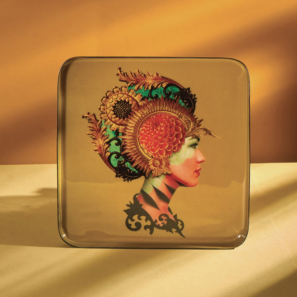 Vide-poches en fer vernis avec graphisme fantasmagorique, humour décalé et jeu de couleurs ! Parfait comme décoration murale, posé sur une table basse ou simplement comment plateau. Fabriqué à la main. Modèle Naïa.