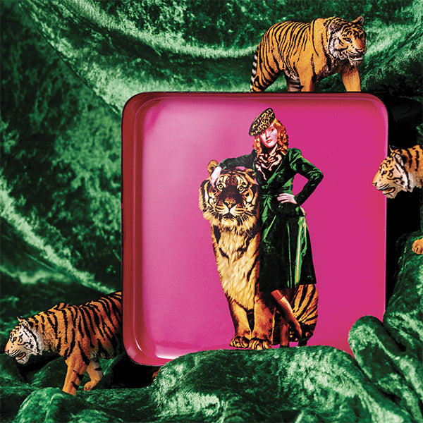 Vide-poches en fer vernis avec graphisme fantasmagorique, humour décalé et jeu de couleurs ! Parfait comme décoration murale, posé sur une table basse ou simplement comment plateau. Fabriqué à la main. Modèle Natacha.