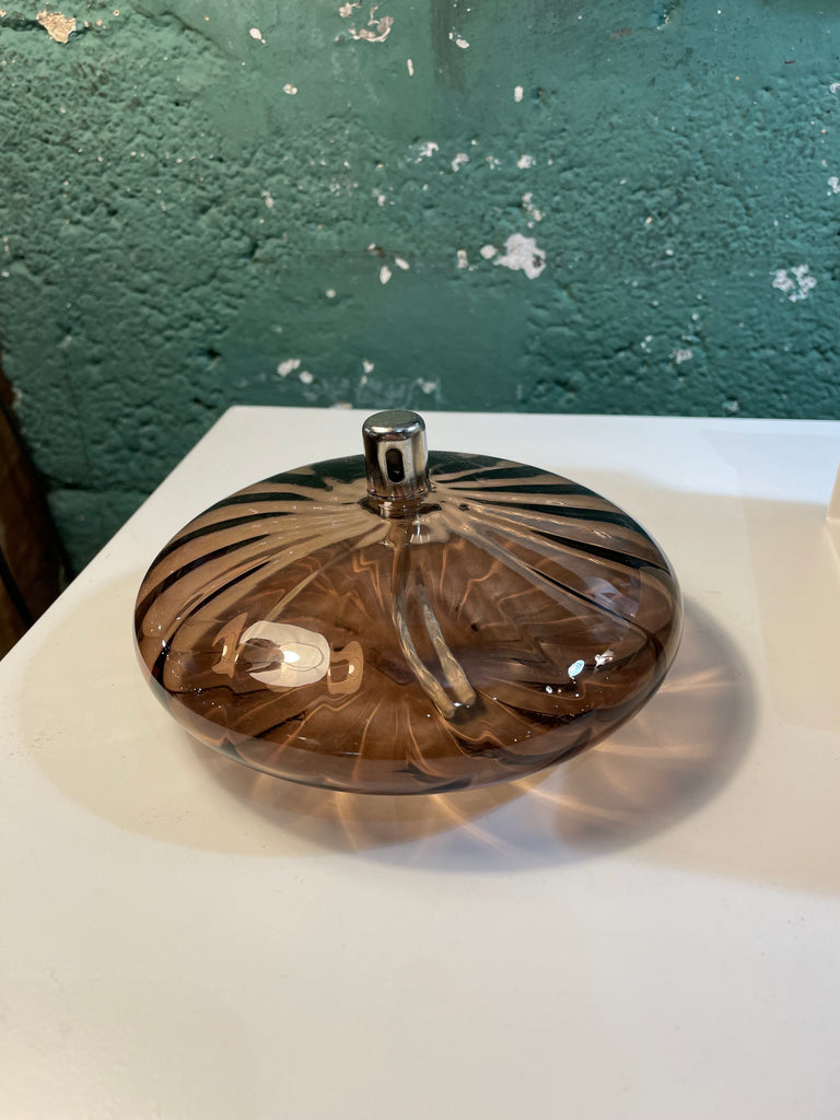 Lampe à huile ellipse striée bronze de la marque Bazar de luxe, en verre coloré, fournie sans huile de paraffine. Taille M.