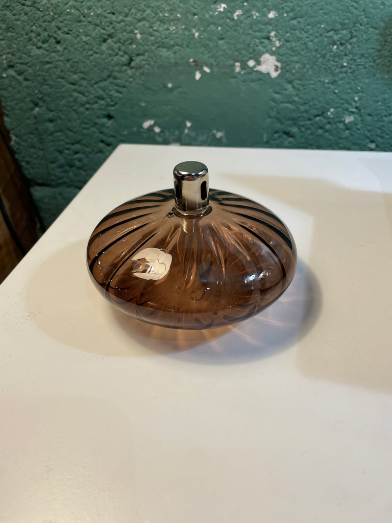 Lampe à huile ellipse striée bronze de la marque Bazar de luxe, en verre coloré, fournie sans huile de paraffine. Taille S.