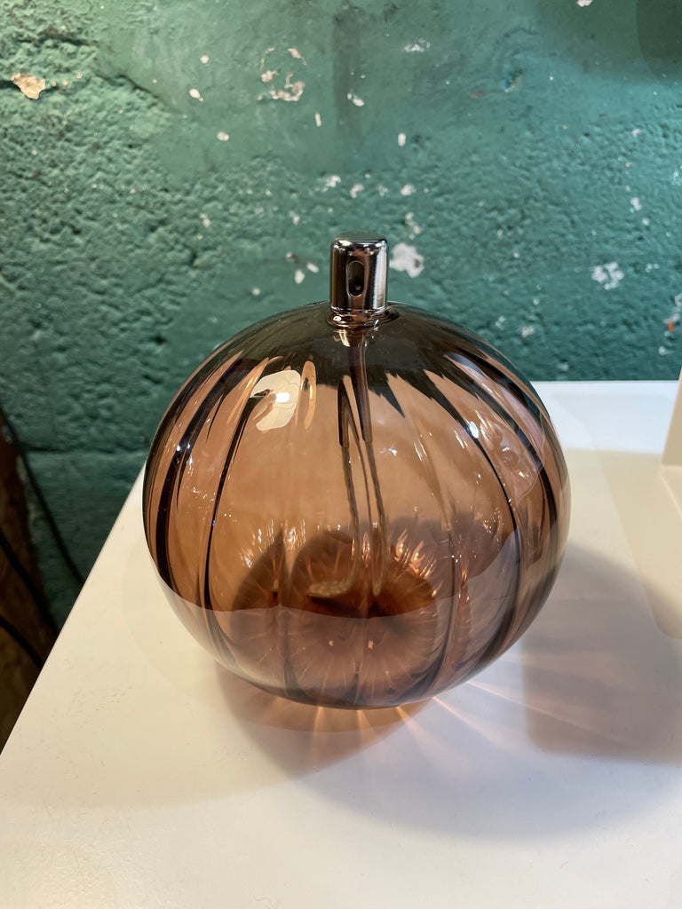 Lampe à huile sphère striée bronze de la marque Bazar de luxe, en verre coloré, fournie sans huile de paraffine. Taille L.