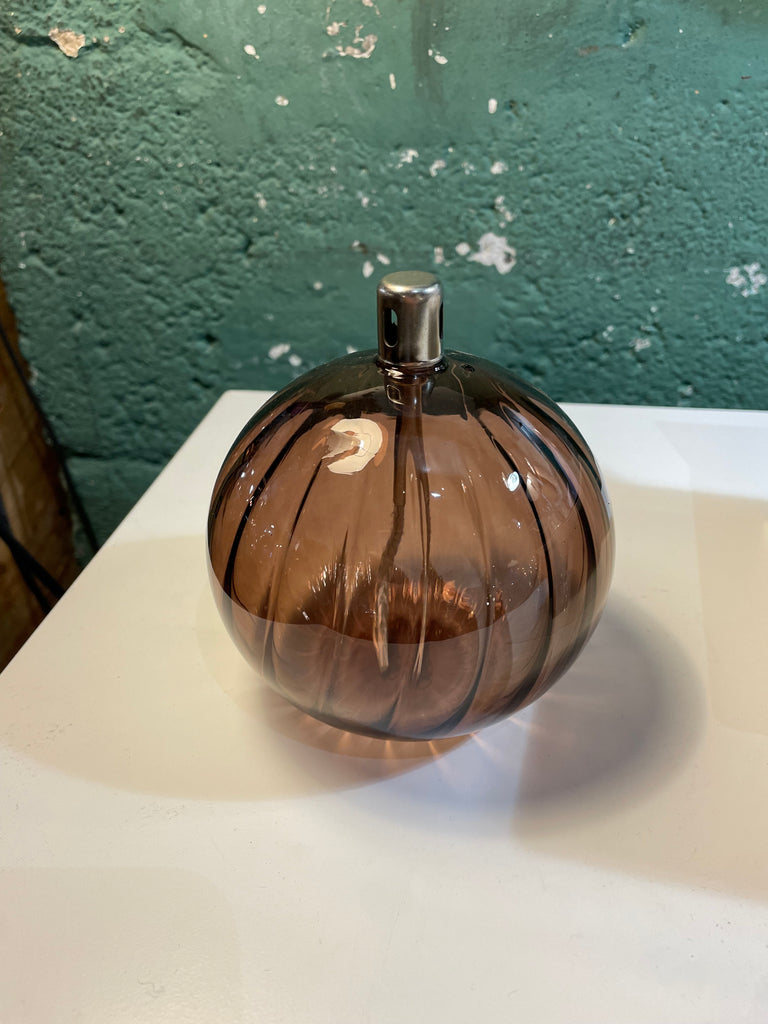 Lampe à huile sphère striée bronze de la marque Bazar de luxe, en verre coloré, fournie sans huile de paraffine. Taille M.