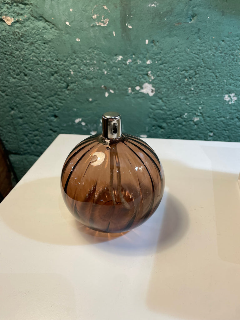 Lampe à huile sphère striée bronze de la marque Bazar de luxe, en verre coloré, fournie sans huile de paraffine. Taille S.