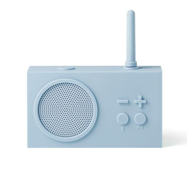 Radio TYKHO3 de la marque Lexon, au design unique, en gomme Bleu Ciel.