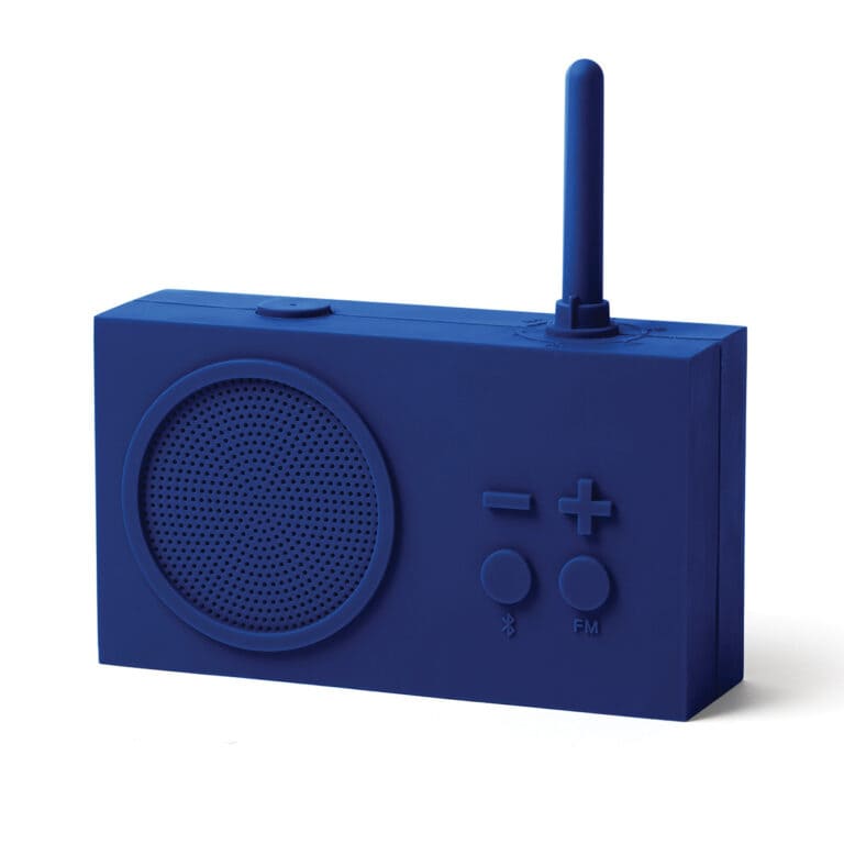 Radio TYKHO3 de la marque Lexon, au design unique, en gomme Bleu Klein.