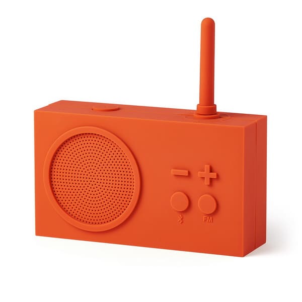 Radio TYKHO3 de la marque Lexon, au design unique, en gomme Orange.