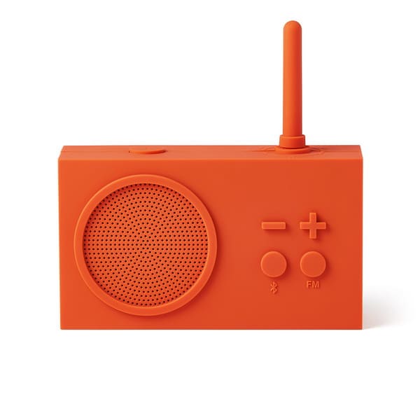 Radio TYKHO3 de la marque Lexon, au design unique, en gomme Orange.