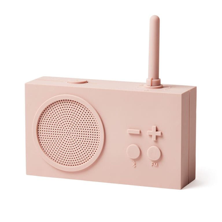 Radio TYKHO3 de la marque Lexon, au design unique, en gomme Rose.