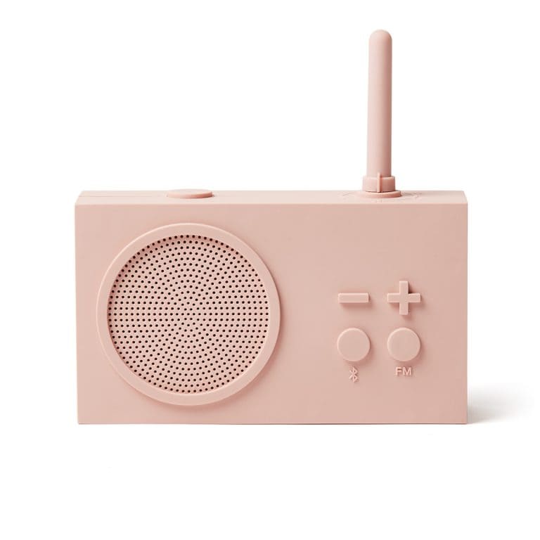 Radio TYKHO3 de la marque Lexon, au design unique, en gomme Rose.