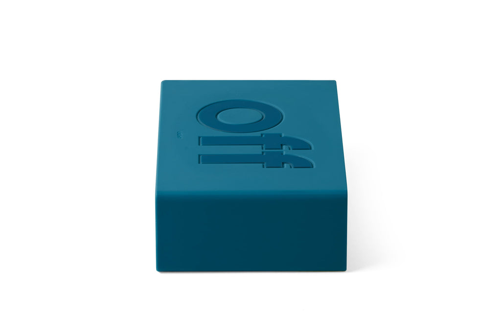 Reveil réversible de la marque Lexon, au design unique, en gomme colorée Bleu Canard.