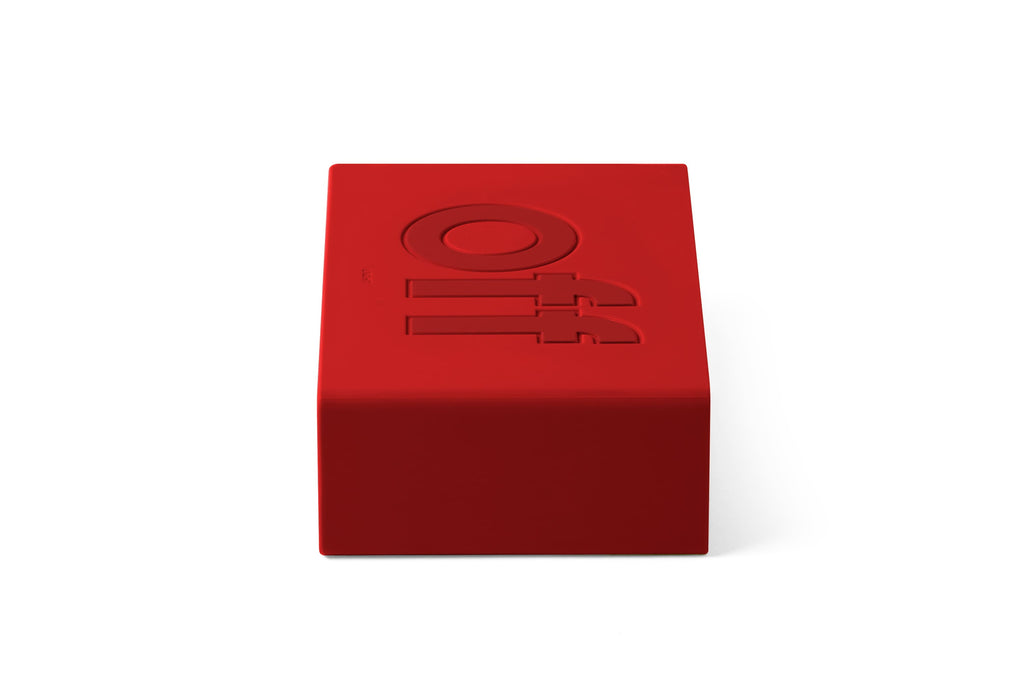 Reveil réversible de la marque Lexon, au design unique, en gomme colorée Rouge.