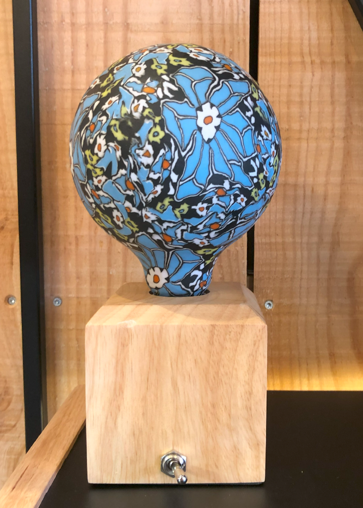 Une ampoule fleuries Nexel à filament LED en verre et en céramique. Code de l'ampoule P003.