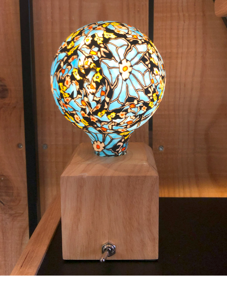 Une ampoule fleuries Nexel à filament LED en verre et en céramique. Code de l'ampoule P003.