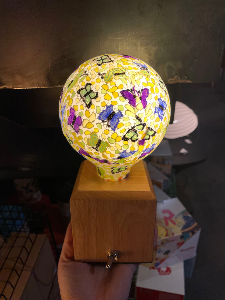 Une ampoule fleuries Nexel à filament LED en verre et en céramique. Code de l'ampoule P010.