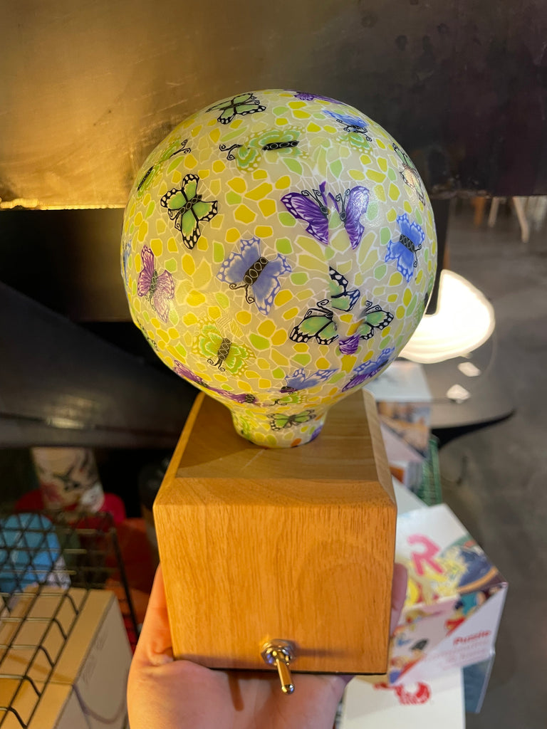 Une ampoule fleuries Nexel à filament LED en verre et en céramique. Code de l'ampoule P010.