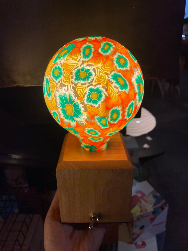 Une ampoule fleuries Nexel à filament LED en verre et en céramique. Code de l'ampoule P028.