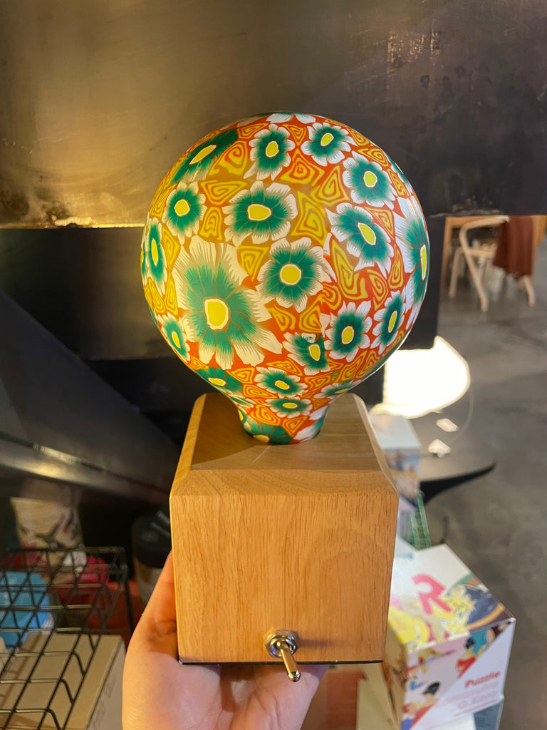 Une ampoule fleuries Nexel à filament LED en verre et en céramique. Code de l'ampoule P028.