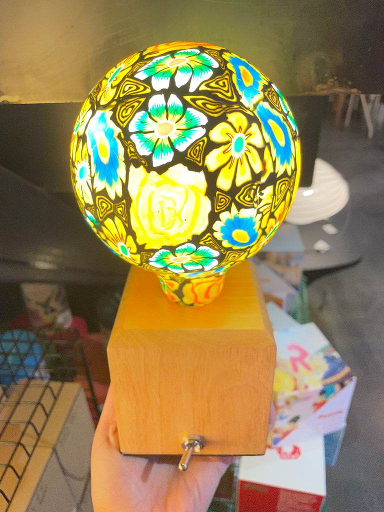 Une ampoule fleuries Nexel à filament LED en verre et en céramique. Code de l'ampoule P033.