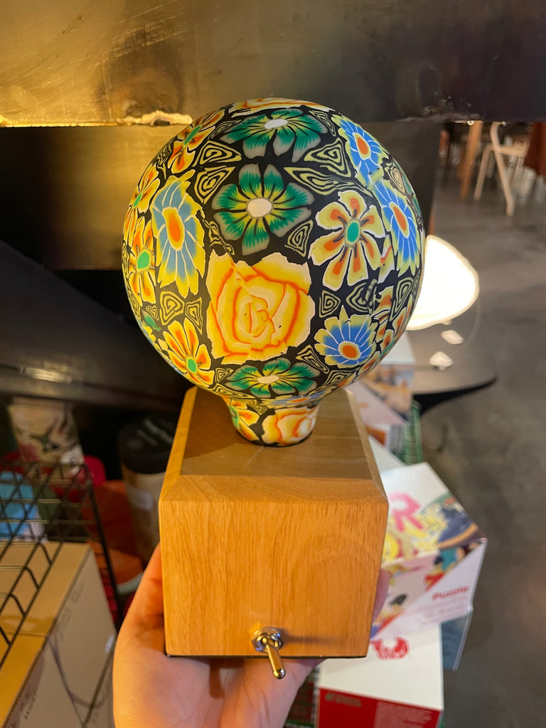 Une ampoule fleuries Nexel à filament LED en verre et en céramique. Code de l'ampoule P033.