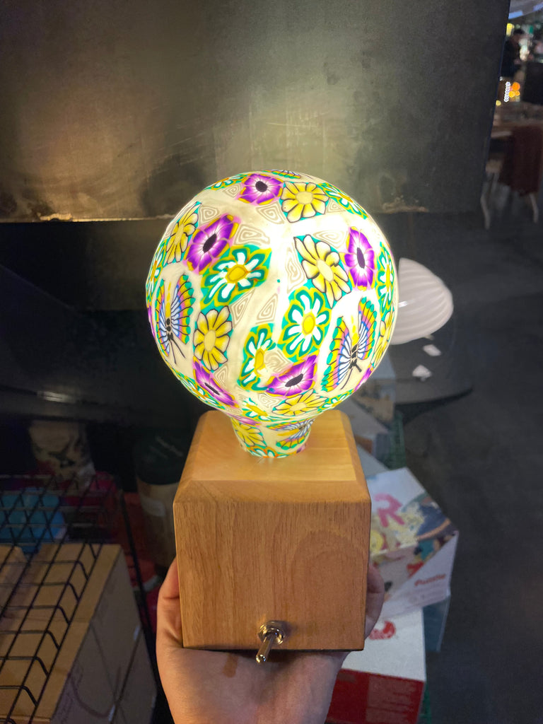 Une ampoule fleuries Nexel à filament LED en verre et en céramique. Code de l'ampoule P042.