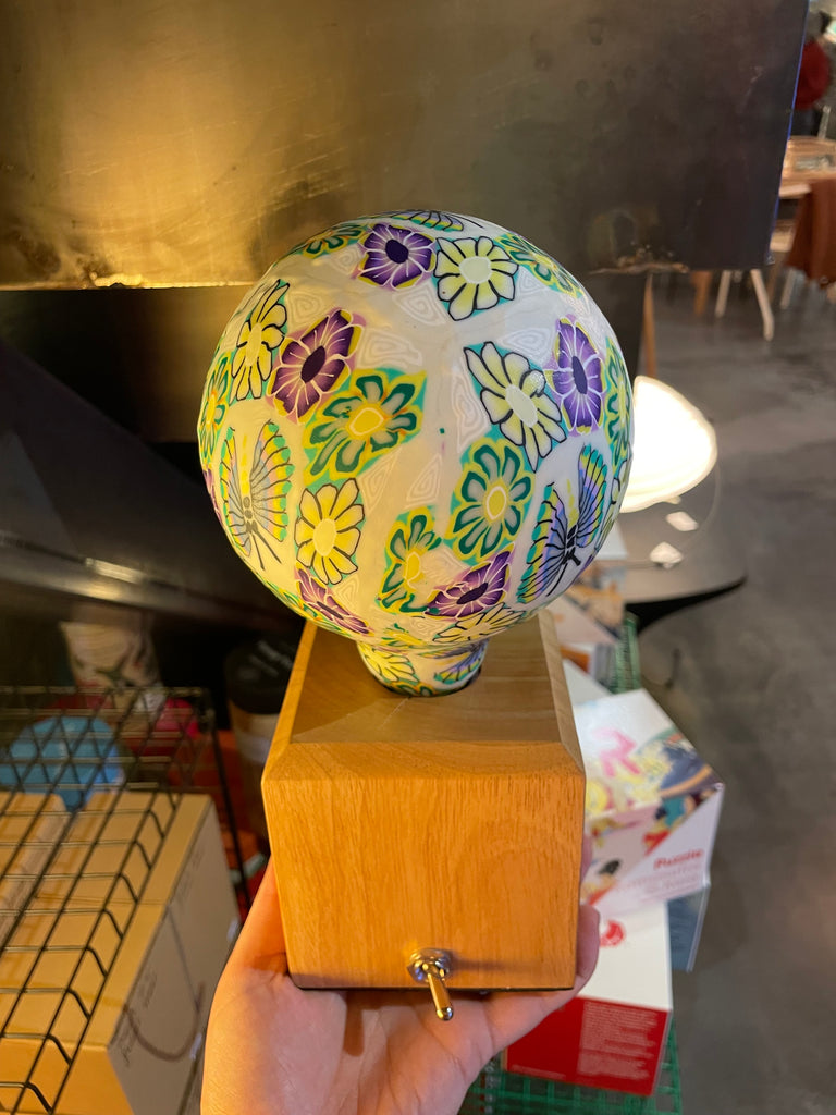 Une ampoule fleuries Nexel à filament LED en verre et en céramique. Code de l'ampoule P042.