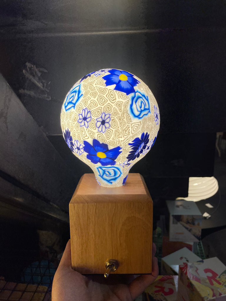 Une ampoule fleuries Nexel à filament LED en verre et en céramique. Code de l'ampoule P049.