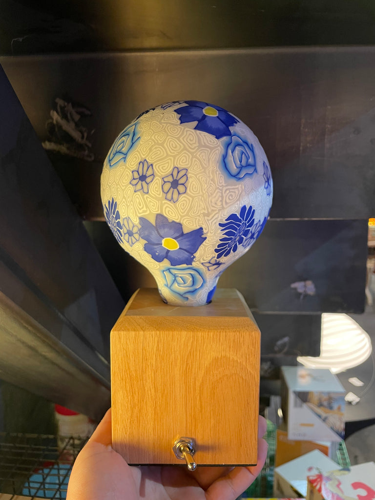 Une ampoule fleuries Nexel à filament LED en verre et en céramique. Code de l'ampoule P049.