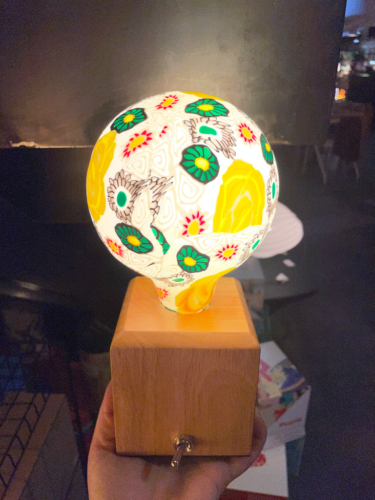 Une ampoule fleuries Nexel à filament LED en verre et en céramique. Code de l'ampoule P051.